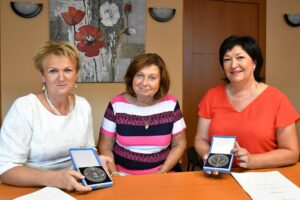 MEDAILE MŠMT ZA ROK 2021 PŘEVZALO 35 OSOBNOSTÍ PEDAGOGIKY