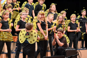 Anglický muzikál The Bee