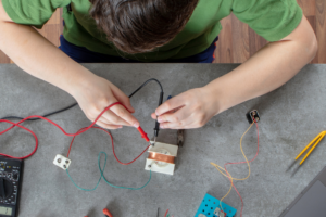 Letní škola Katedry elektroenergetiky VŠB-TUO: Technika a kreativita pro děti i teenagery