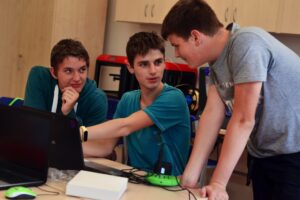 Ostravská SVČ a DDM hlásí „plnou konektivitu“: Projekt Klíče pro budoucnost našich dětí III otevírá dětem svět špičkových technologií