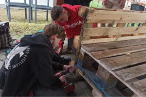 Projektový týden „Naše zahrádka“ přinesl novou chill zónu pro žáky ZŠ Michálkovice